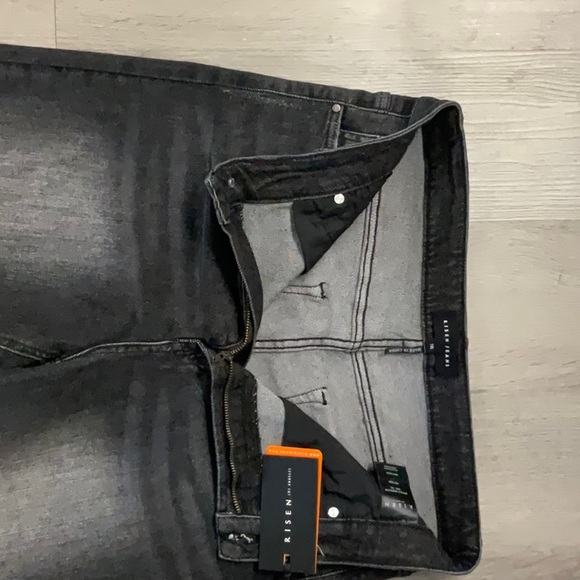 Risen Bermuda shorts in black distressed - Picture 5 of 7